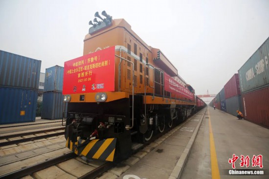 2021年7月5日，中國—上海合作組織地方經(jīng)貿(mào)合作示范區(qū)（簡稱“上合示范區(qū)”）前往塔吉克斯坦首都杜尚別的首班中歐班列（齊魯號）“上合快線”發(fā)出，從上合示范區(qū)青島多式聯(lián)運中心啟程，為中國及日本、韓國等周邊國家和地區(qū)與塔吉克斯坦經(jīng)貿(mào)往來提供了全新的物流解決方案。胡耀杰 攝