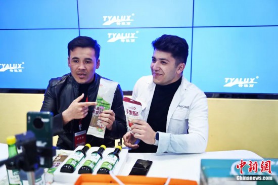 2023年3月，甘肅省慶陽市環(huán)縣電商創(chuàng)業(yè)孵化基地內(nèi)，來自蘭州文理學(xué)院的塔吉克斯坦留學(xué)生正在協(xié)助主播直播帶貨當(dāng)?shù)剞r(nóng)特產(chǎn)品。李亞龍 攝