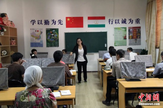 2014年，塔吉克斯坦國立民族大學(xué)的孔子學(xué)院內(nèi)，教師正在為塔吉克斯坦學(xué)生授課。田冰 攝