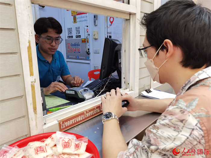 市民在活動現(xiàn)場捐贈善款。人民網(wǎng)記者 白元琪攝