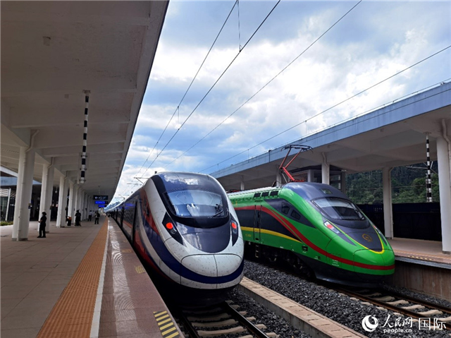 “復興號”和“瀾滄號”國際旅客列車?？吭诶蠐肽ザ≌尽Ｈ嗣窬W 杜明明攝