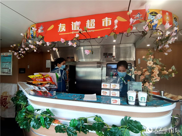 中老鐵路國際旅客列車里的“友誼超市”。人民網 杜明明攝