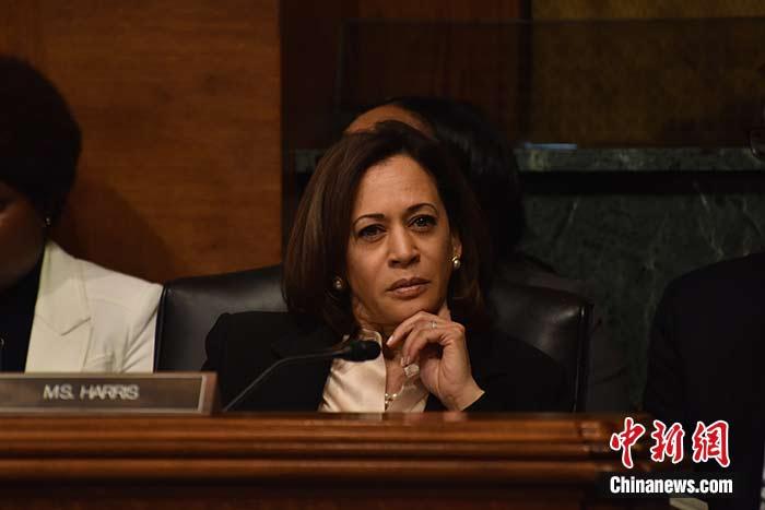 當(dāng)?shù)貢r(shí)間8月11日，美國(guó)前副總統(tǒng)、已經(jīng)鎖定民主黨總統(tǒng)候選人提名的拜登選定聯(lián)邦參議員卡瑪拉·哈里斯為其競(jìng)選搭檔、民主黨副總統(tǒng)候選人。哈里斯成為美國(guó)歷史上首位被提名為副總統(tǒng)候選人的非裔女性。圖為哈里斯此前出席國(guó)會(huì)聽(tīng)證會(huì)(資料圖)。<a target='_blank' href='/'><p  align=