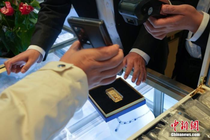 資料圖：顧客在現(xiàn)場(chǎng)掃碼購(gòu)買(mǎi)冰雪競(jìng)技金條。 <a target='_blank' href='/'><p  align=
