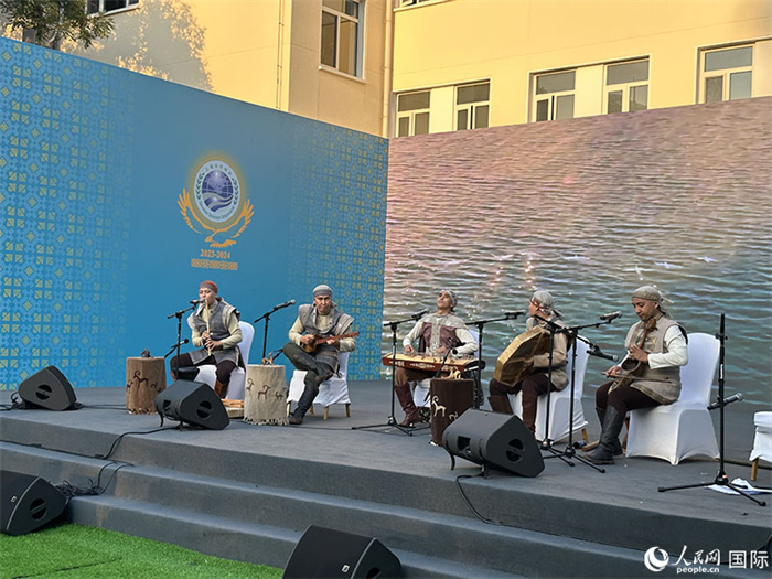 哈薩克斯坦著名音樂組合“圖蘭”樂隊演奏民族音樂。人民網(wǎng) 阿爾達(dá)克攝