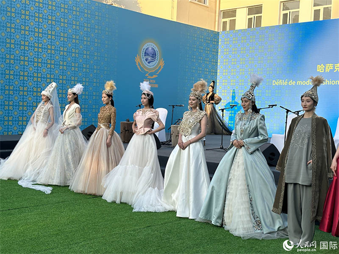 哈薩克斯坦獨立設(shè)計師品牌“Ai-zer”帶來了民族服裝時裝秀。人民網(wǎng) 阿爾達(dá)克攝