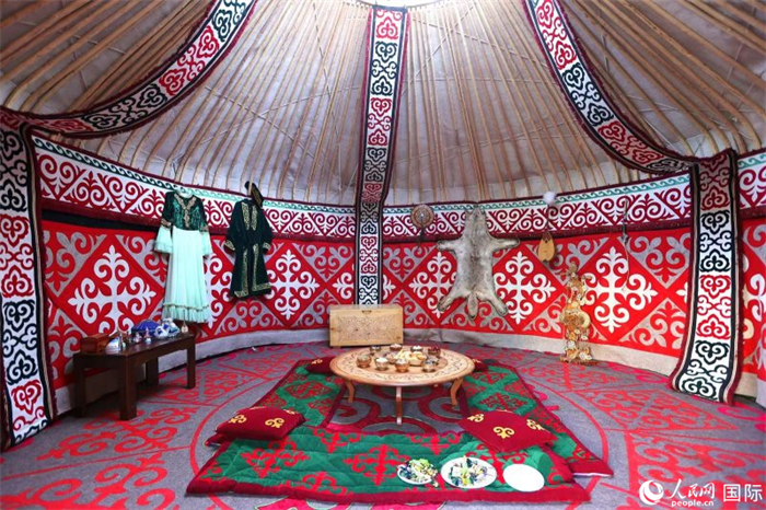 活動現(xiàn)場展示了哈薩克斯坦的氈房。人民網(wǎng)記者 楊倩攝
