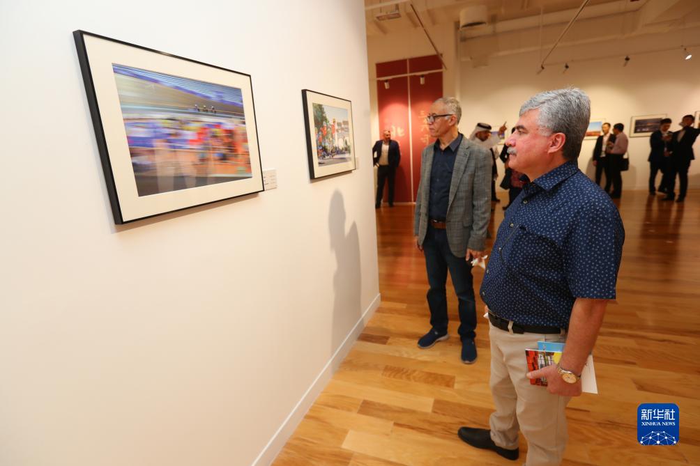 9月18日，人們在卡塔爾多哈參觀“你好，北京”攝影展。新華社記者隋先凱攝