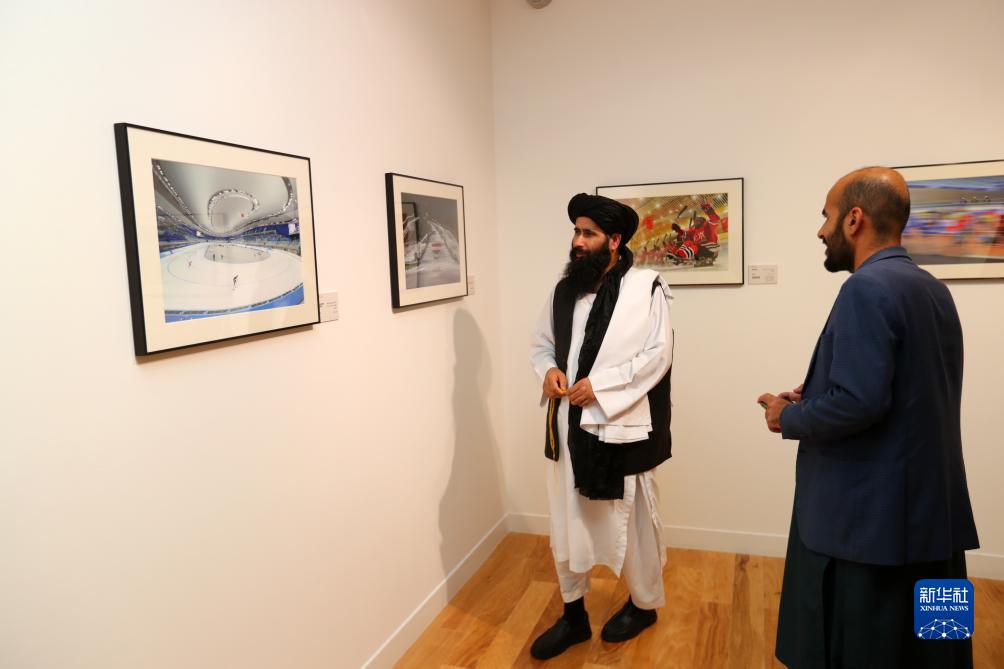 9月18日，人們在卡塔爾多哈參觀“你好，北京”攝影展。新華社記者隋先凱攝
