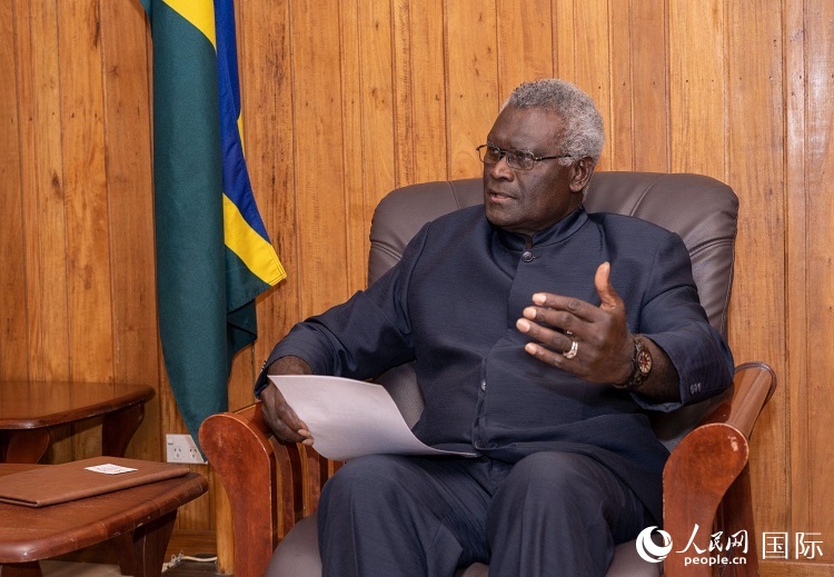 2023年9月14日，所羅門群島總理梅納西·索加瓦雷在首都霍尼亞拉接受人民網(wǎng)記者專訪。（人民網(wǎng) 賀吉攝影 ）