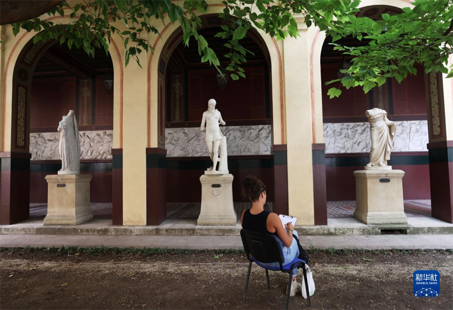 9月17日，在法國巴黎國立高等美術(shù)學(xué)院舉行的歐洲遺產(chǎn)日活動上，參觀者參與繪畫創(chuàng)作和體驗(yàn)。新華社記者 高靜 攝