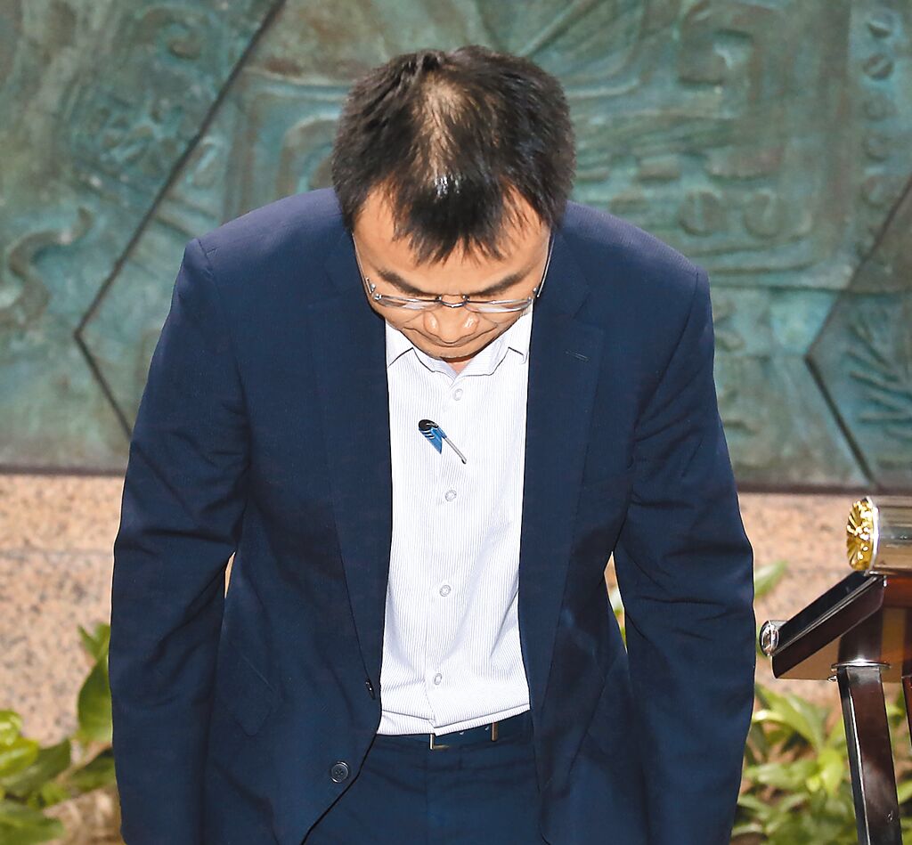 臺農(nóng)業(yè)部門負(fù)責(zé)人陳吉仲19日傍晚舉行記者會說明項(xiàng)目進(jìn)口雞蛋議題，當(dāng)日晚間8點(diǎn)在臉書上宣布辭職。 圖片來源：臺灣“中時(shí)新聞網(wǎng)”