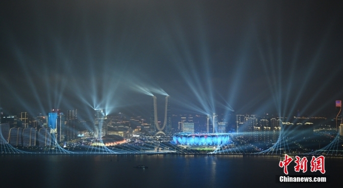 9月23日，杭州第19屆亞運(yùn)會(huì)開(kāi)幕式在浙江杭州奧體中心體育場(chǎng)舉行。圖為璀璨燈光秀點(diǎn)亮錢(qián)塘江夜空。<a target='_blank' href='/'><p  align=