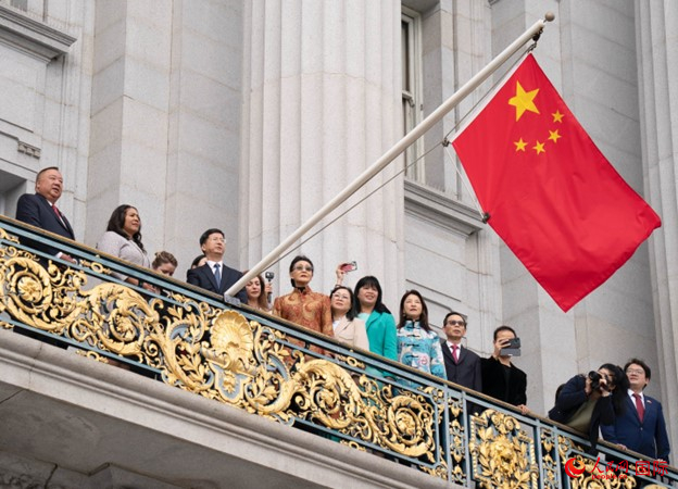 當(dāng)?shù)貢r(shí)間9月29日，中國駐舊金山總領(lǐng)事張建敏與舊金山市長倫敦·布理德一起在舊金山市政廳陽臺(tái)升起中國國旗，慶祝中華人民共和國成立74周年。人民網(wǎng)記者 鄧圩攝