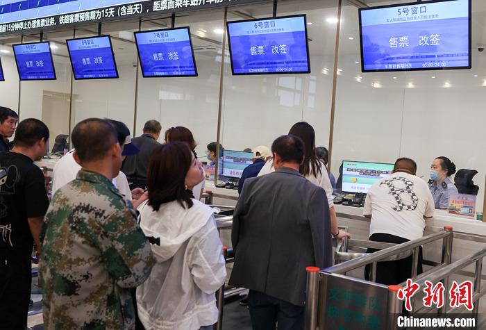 9月21日，旅客在北京站售票大廳內(nèi)購買火車票。當(dāng)日，鐵路部門開始發(fā)售10月5日火車票。國鐵集團發(fā)布數(shù)據(jù)顯示，9月13日至20日已發(fā)售火車票1.5億張。鐵路部門將在9月27日至10月1日、10月4日至7日增開200列夜間高鐵，車票已陸續(xù)開始發(fā)售，盡最大努力滿足旅客出行需求。 <a target='_blank' href='/'><p  align=
