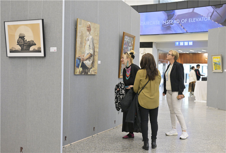 各國(guó)外交官在在欣賞中國(guó)藝術(shù)家作品。中國(guó)常駐維也納代表團(tuán)供圖