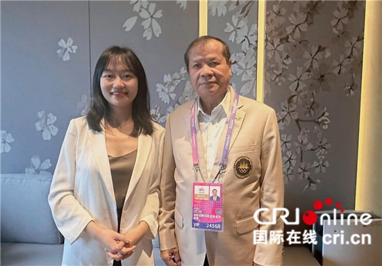 　　△柬埔寨國家奧委會主席、柬埔寨亞運代表團團長唐坤（右）接受記者采訪