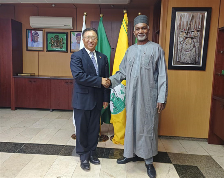 駐尼日利亞大使崔建春（左）會(huì)見尼外長(zhǎng)圖加爾。駐尼使館供圖