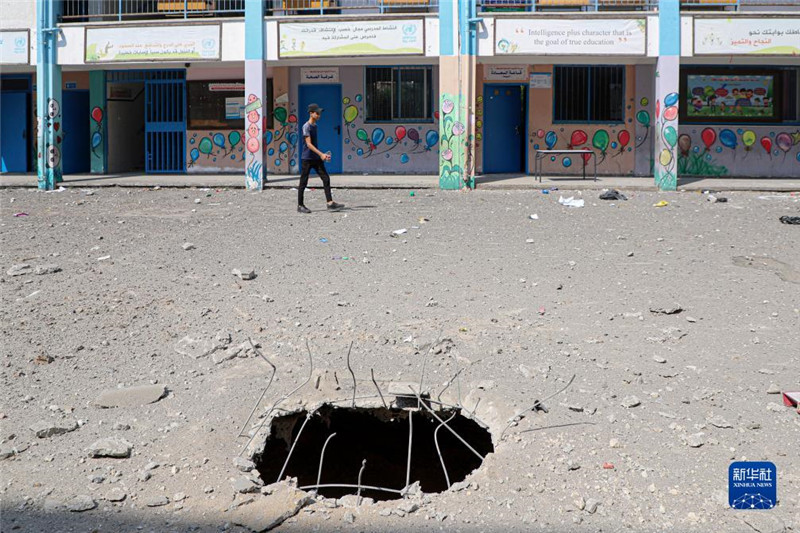 這是10月8日在加沙城一所學(xué)校拍攝的以色列空襲對地面造成的破壞。新華社發(fā)（里澤克·阿卜杜勒賈瓦德攝）