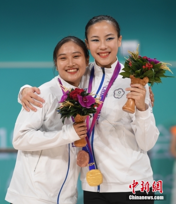 10月7日，杭州第19屆亞運會輪滑項目女子花樣輪滑單人滑長節(jié)目決賽在錢塘輪滑中心舉行。結(jié)合短節(jié)目決賽成績，中國臺北選手洪筱晴(左)以94.38分的總成績奪得女子花樣輪滑單人滑冠軍，中國臺北選手張致如(右)獲得季軍。<a target='_blank' href='/'><p  align=