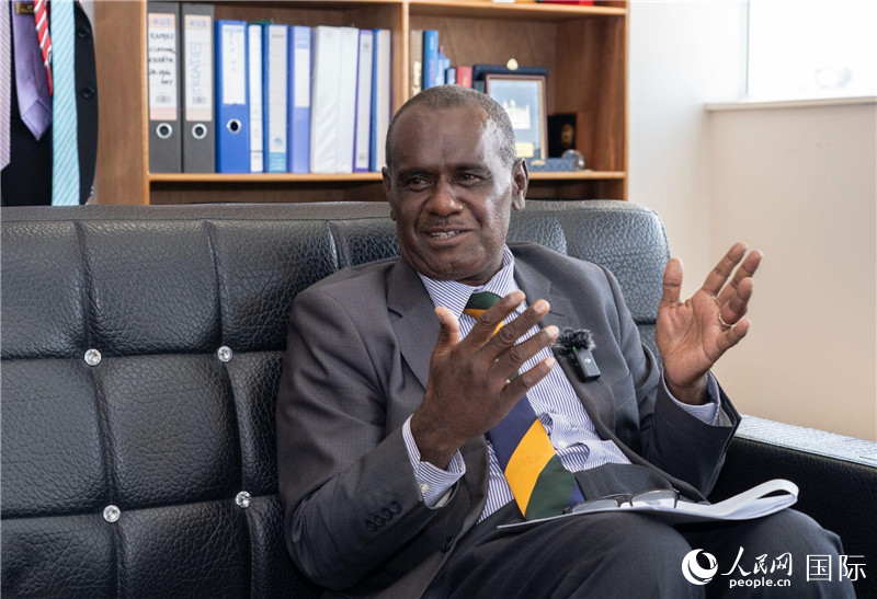 2023年9月13日，所羅門(mén)群島外交部長(zhǎng)杰里邁亞·馬內(nèi)萊在首都霍尼亞拉接受人民網(wǎng)記者專訪。人民網(wǎng) 賀吉攝