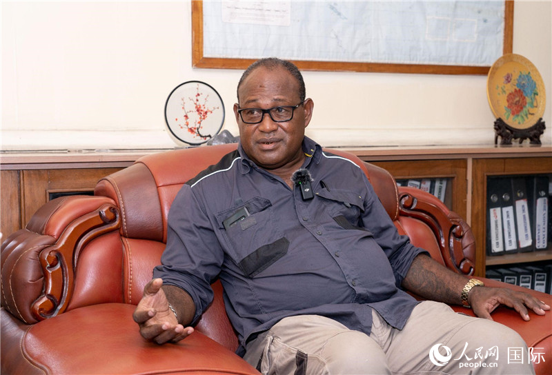 2023年9月13日，所羅門(mén)群島副總理兼基礎(chǔ)設(shè)施和發(fā)展部長(zhǎng)梅納西·梅蘭加在首都霍尼亞拉接受人民網(wǎng)記者專訪。人民網(wǎng) 賀吉攝