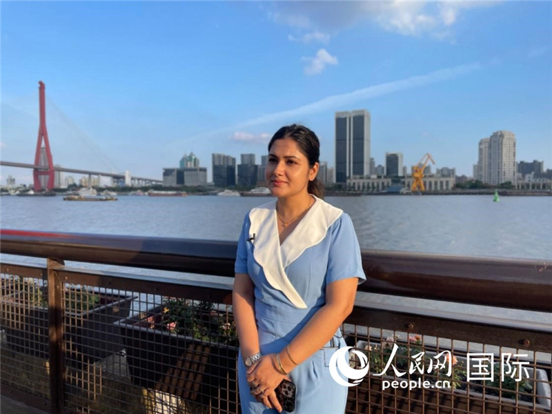 孟加拉國(guó)Channel24電視頻道主持人伊斯拉特·阿敏在上海市楊浦濱江接受采訪。 人民網(wǎng)記者 張榮攝