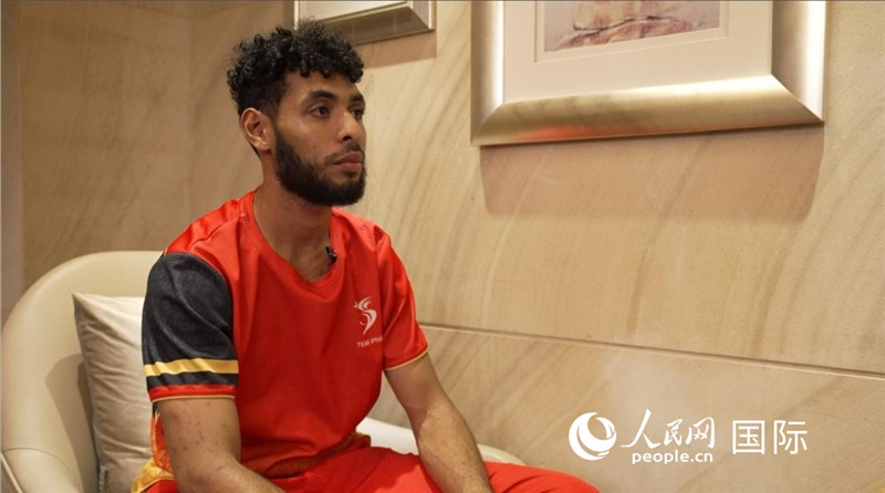 巴布亞新幾內(nèi)亞乒乓球國(guó)家隊(duì)隊(duì)員杰弗瑞·羅伊接受采訪。 人民網(wǎng) 彭昱凱攝