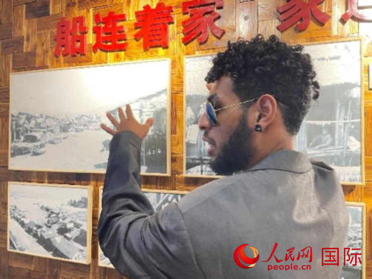 巴布亞新幾內(nèi)亞乒乓球國家隊隊員羅伊在福建省寧德市下歧村參觀。人民網(wǎng)記者 張榮攝