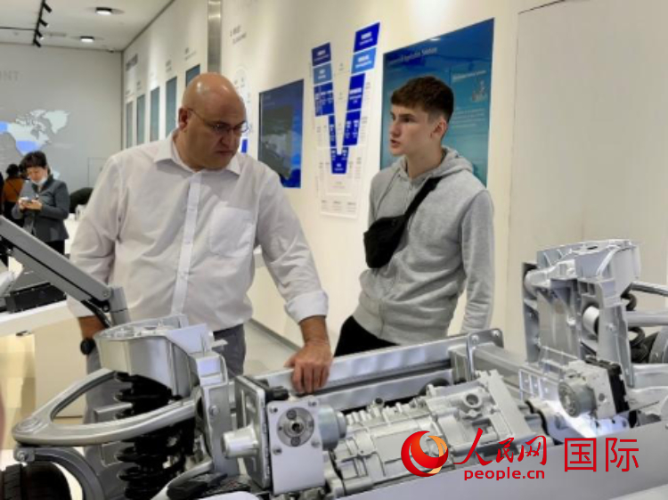 馬耳他瑪格麗特中學“中國角”的學生父親誒特伯特·斯肯布里參觀福建省寧德市寧德時代新能源科技股份有限公司。 人民網(wǎng)記者 周雨攝