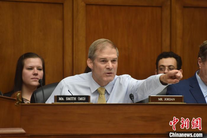 當(dāng)?shù)貢r(shí)間10月13日，美國(guó)國(guó)會(huì)眾議院共和黨人就議長(zhǎng)候選人再次進(jìn)行黨內(nèi)投票，眾議院司法委員會(huì)主席吉姆·喬丹獲得黨內(nèi)提名。圖為喬丹今年9月在眾議院監(jiān)督和問責(zé)委員會(huì)聽證會(huì)上發(fā)言。 <a target='_blank' href='/'><p  align=