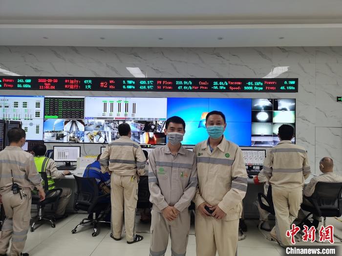 圖為張歡國(右)和青山項目中方負(fù)責(zé)人的控制室合影。 受訪者供圖