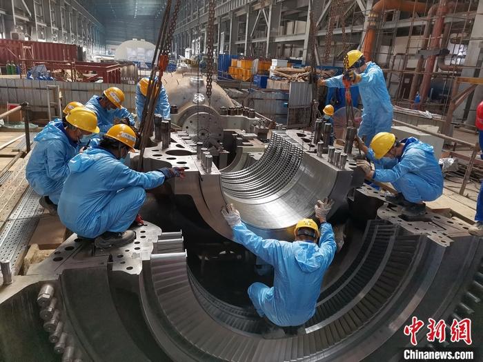 圖為青山緯達(dá)貝園區(qū)汽輪機機組在進(jìn)行現(xiàn)場安裝。 受訪者供圖