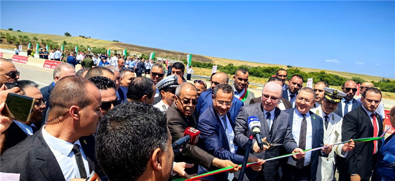 2023年8月12日，阿爾及利亞總理阿卜杜拉赫曼（前右四）參加阿爾及利亞?wèn)|西高速公路東標(biāo)段主線84公里段通車儀式。中信建設(shè)供圖