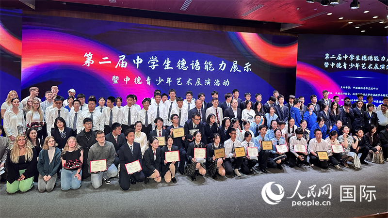 現(xiàn)場(chǎng)學(xué)生與嘉賓合影。（攝影：張麗鷗）