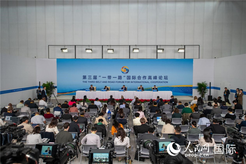 10月16日，第三屆“一帶一路”國(guó)際合作高峰論壇新聞中心在北京國(guó)家會(huì)議中心舉行首場(chǎng)吹風(fēng)會(huì)，邀請(qǐng)自然資源部國(guó)際合作司和相關(guān)單位負(fù)責(zé)人介紹有關(guān)情況，并回答記者提問(wèn)。人民網(wǎng)記者 翁奇羽攝