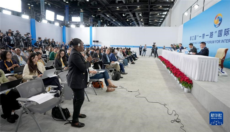 10月16日，第三屆“一帶一路”國(guó)際合作高峰論壇新聞中心在北京國(guó)家會(huì)議中心舉行首場(chǎng)吹風(fēng)會(huì)，邀請(qǐng)自然資源部國(guó)際合作司和相關(guān)單位負(fù)責(zé)人介紹有關(guān)情況，并回答記者提問(wèn)。新華社記者 王毓國(guó)攝