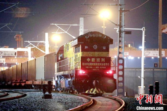 圖為中歐班列整裝待發(fā)?！＄姾擦?攝