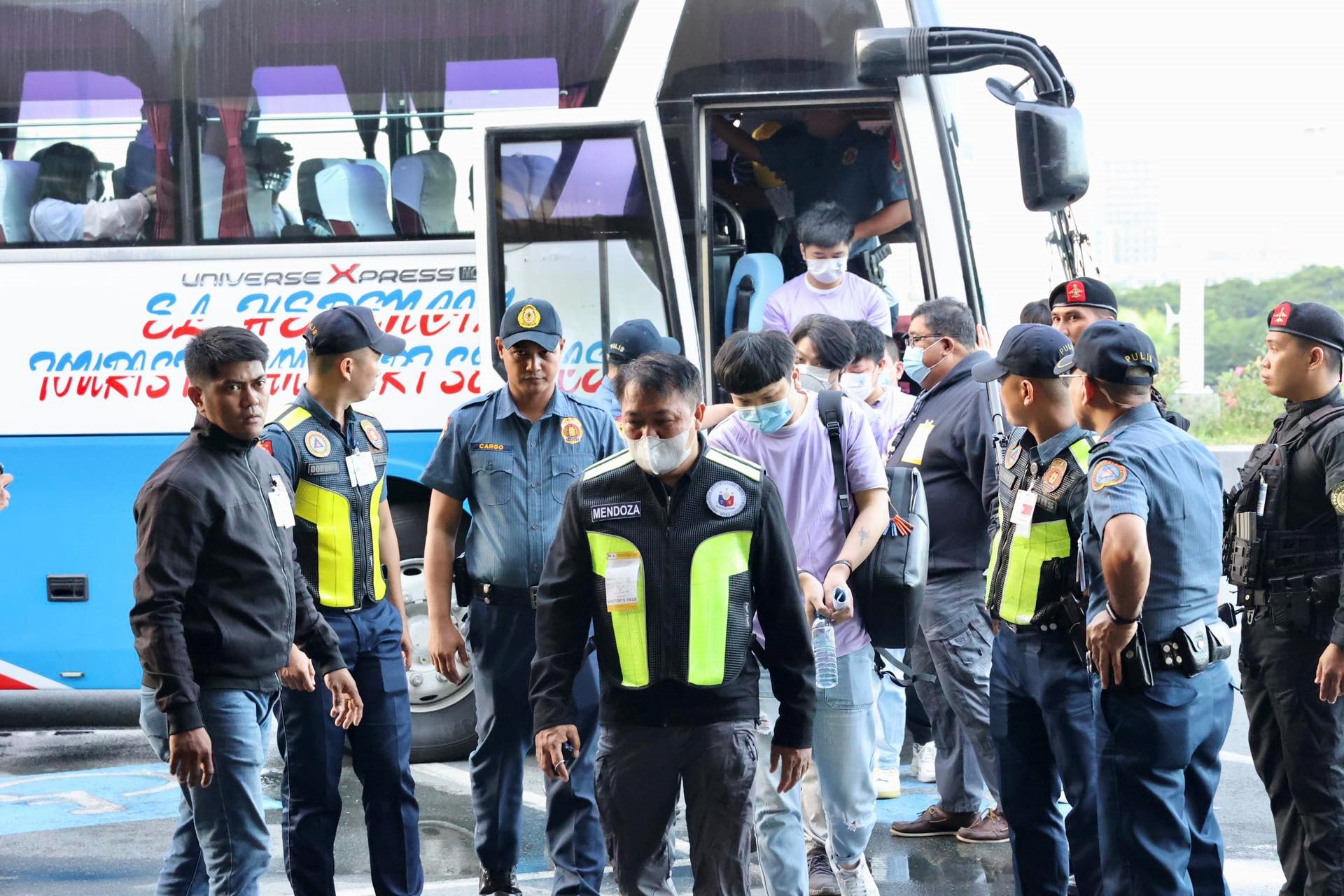 中菲兩國(guó)執(zhí)法部門(mén)合作遣返在菲從事離岸博彩的中國(guó)公民。中國(guó)駐菲律賓使館供圖