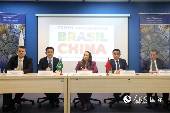 新一屆里約州巴西中國議員陣線在里約熱內(nèi)盧成立并舉行慶?；顒?dòng)，與會(huì)嘉賓在現(xiàn)場致辭。 人民網(wǎng)記者 時(shí)元皓攝
