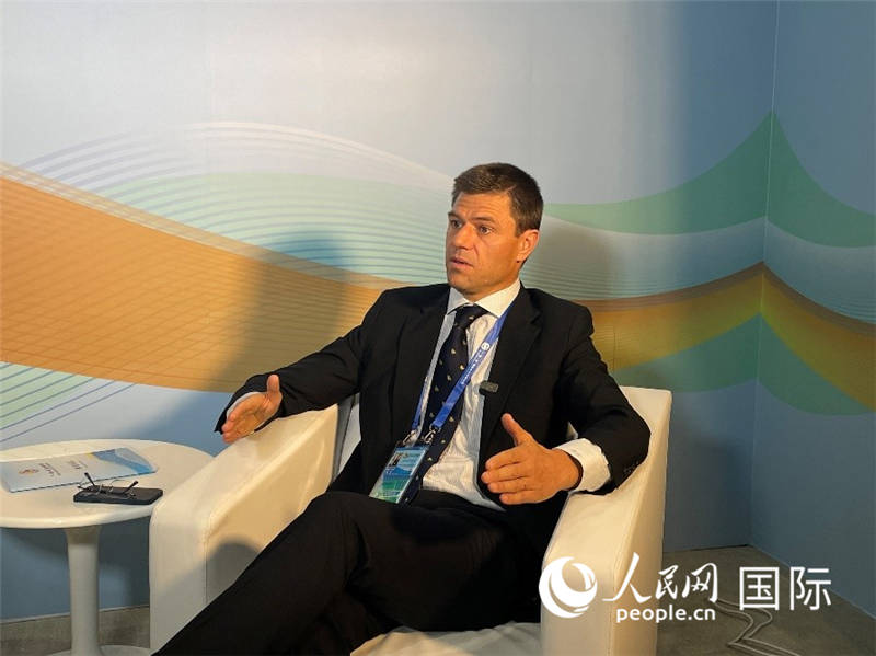 葡中工商會秘書長伯納德?門迪亞接受采訪。 人民網(wǎng)記者 張榮攝