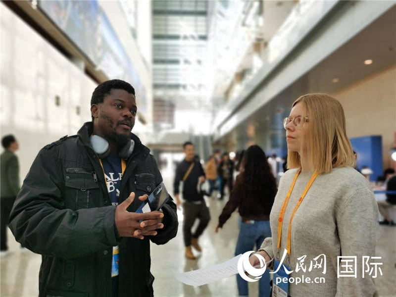 剛果（金）未來集團廣播電視部記者雨果-恩澤扎接受人民網(wǎng)采訪。人民網(wǎng) 孫鴻宇攝