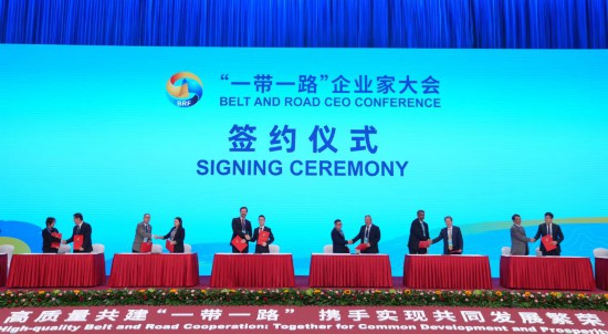 　　這是10月17日拍攝的簽約儀式現(xiàn)場(chǎng)。當(dāng)日，“一帶一路”企業(yè)家大會(huì)在北京召開。（新華社記者王毓國(guó)攝）
