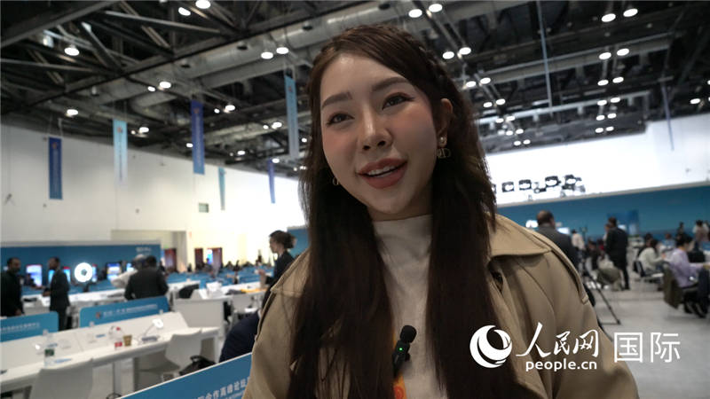 泰國TOPNEWS電視臺主播蓬薩婉?乍如潘（Phonsawan Jarupan）與記者交談。人民網(wǎng) 楊春燕攝