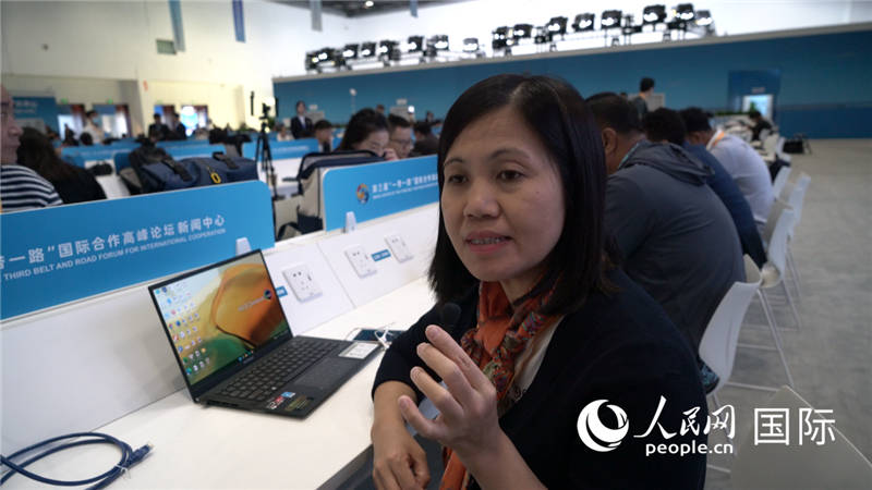 越南之聲廣播電臺記者胡鴻行（音譯，H? H?ng H?nh）與記者交談。人民網(wǎng) 楊春燕攝