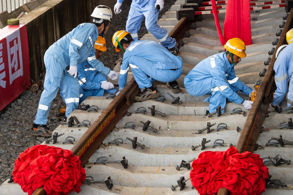 3月31日，在印度尼西亞雅加達(dá)雅萬高鐵哈利姆車站，工人鋪設(shè)雅萬高鐵全線最后一根鋼軌。