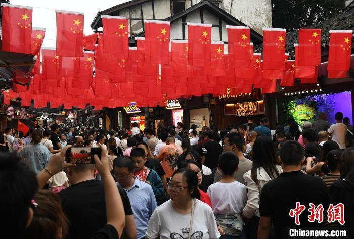 圖為重慶千年古鎮(zhèn)磁器口游人如織。<a target='_blank' href='/' ><p  align=