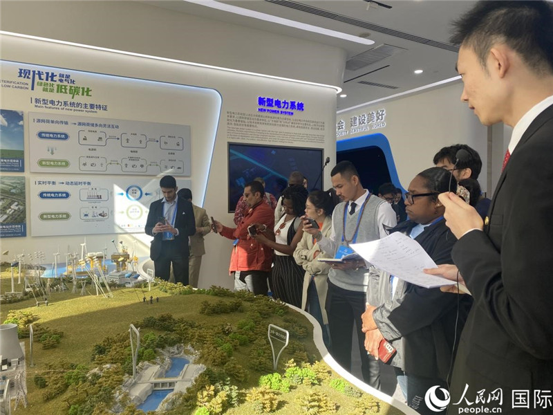 2023“一帶一路”媒體合作論壇聯(lián)合采訪團(tuán)參訪中國能建。人民網(wǎng)記者 于洋攝