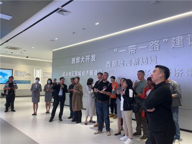 （成都國(guó)際鐵路港展廳，中外記者邊聽(tīng)邊記，了解成都國(guó)際鐵路港運(yùn)行情況 趙橙涔攝