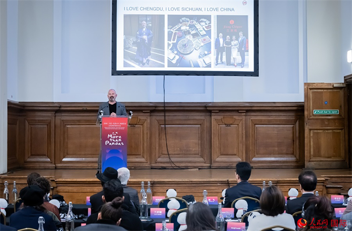 英國群英創(chuàng)意全球首席執(zhí)行官杰米·撒杰特在現(xiàn)場發(fā)言，分享如何進一步提升四川旅游的國際影響力、吸引更多的英國游客。人民網 郭錦標攝